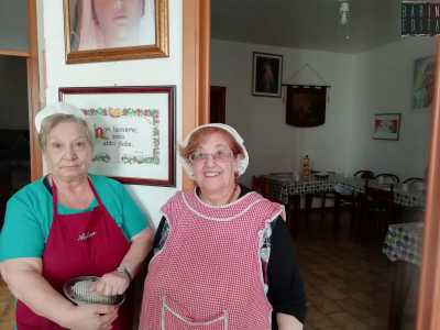 Giuseppina e Angela, munite di grembiule...